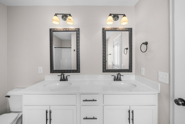 Building Photo - Pet Friendly Three Bedroom with Bonus!