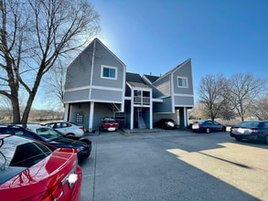 Building Photo - Upstairs 2 bedroom, 1 bathroom apartment with River views.