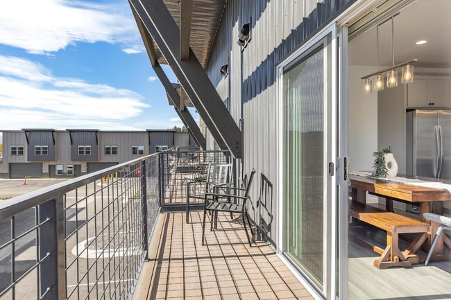 Building Photo - Modern 2-Bed Townhouse... Ideal for Professionals or Travelers