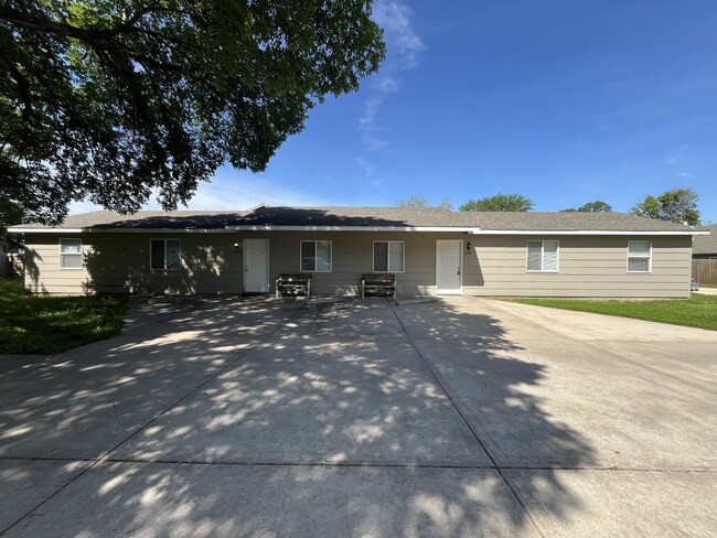 Primary Photo - 2949 W Elm St