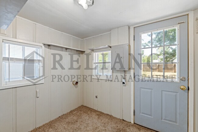 Building Photo - 617 N Clara St