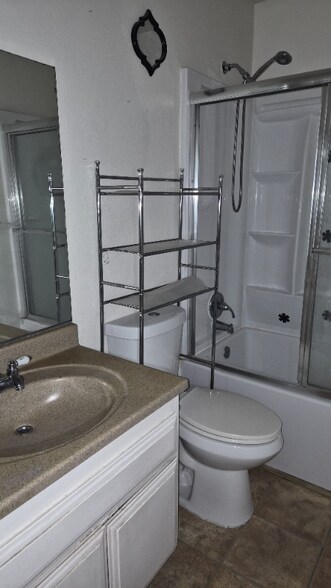 Building Photo - 1856 E 5th St