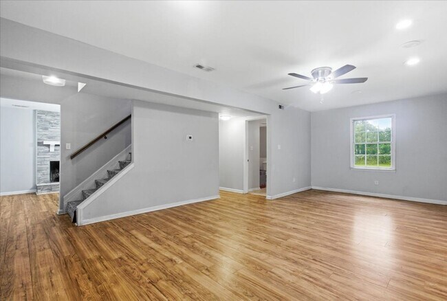 Building Photo - 208 Greenbriar Dr