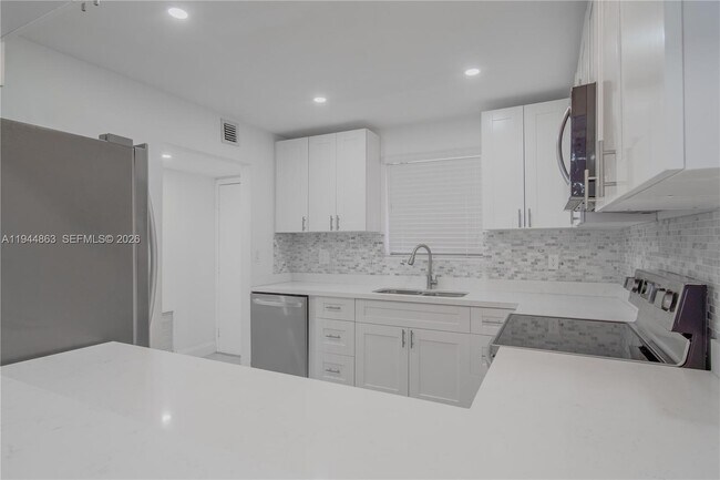 Building Photo - 2830 Riverside Dr