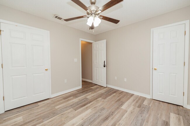 Building Photo - 226 Runnymeade Dr