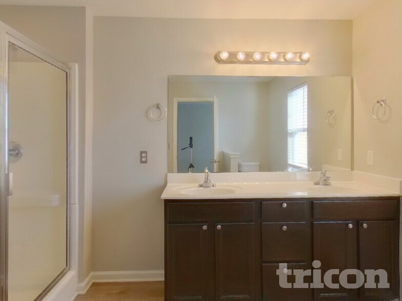 Building Photo - 221 Chestnut Oak Ln