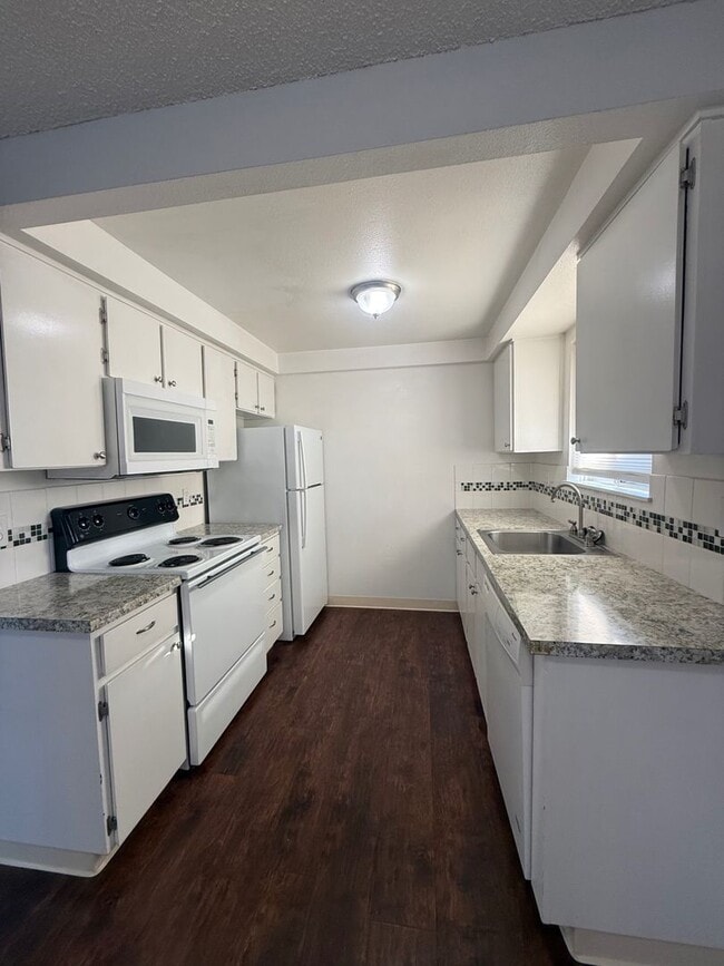 Building Photo - Cute Two Bedroom With Detached Garage