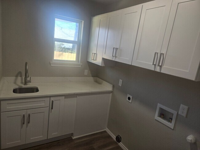 Building Photo - Newly remodeled 4 bedroom 3 full bath two story home located in the heart of Weatherford, TX