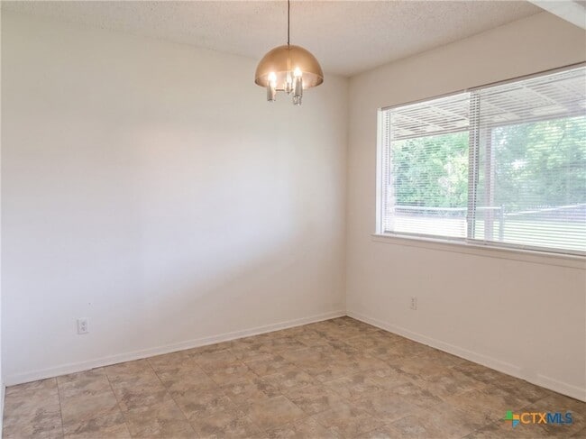 Building Photo - 2210 Cascade Dr