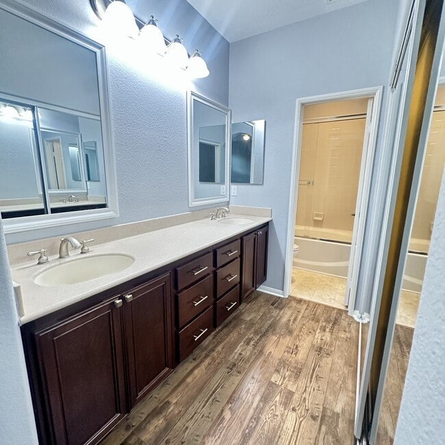 Building Photo - 2649 Villas Way