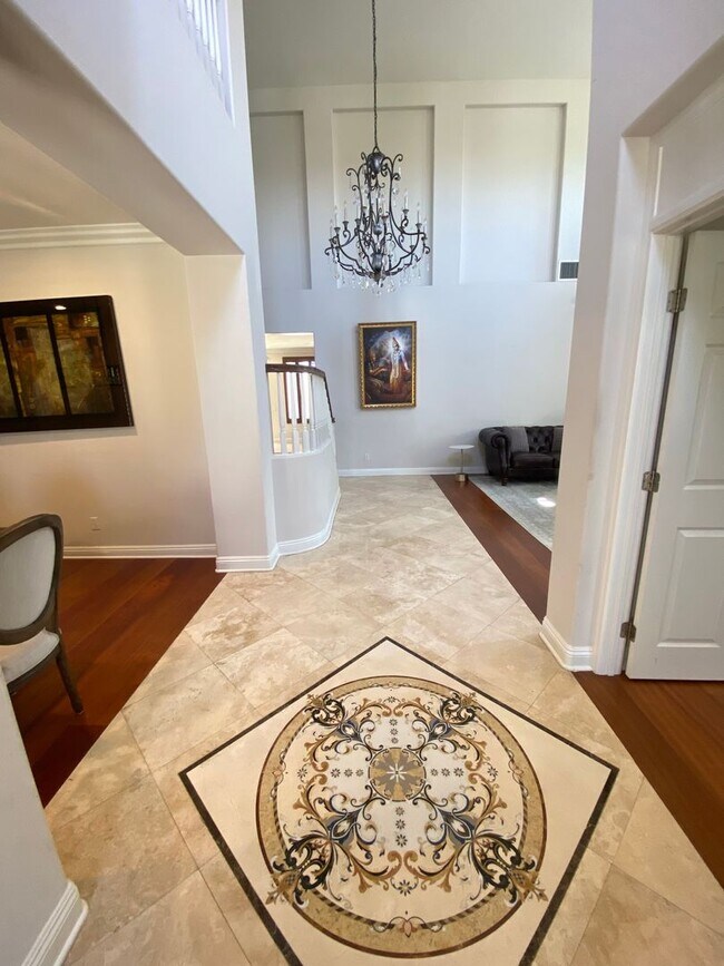 Building Photo - Luxurious 4 Bedroom Fullerton House For Re...