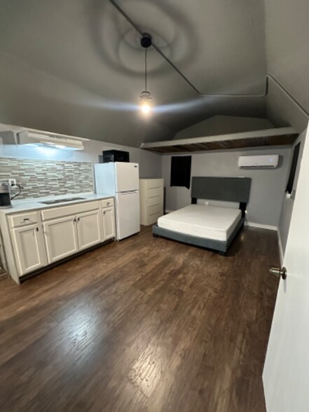 Building Photo - 6913 Cocos Dr