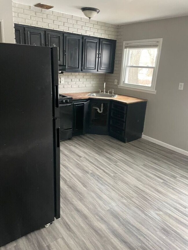 Building Photo - 3 Bedroom Ranch | Modern Updates & Natural Light