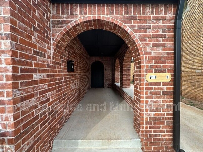 Building Photo - 911 NE 16th St