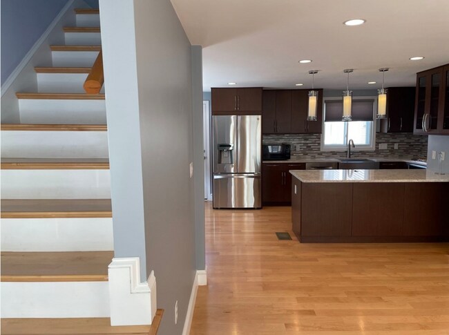 Building Photo - Spacious Townhouse - with parking!