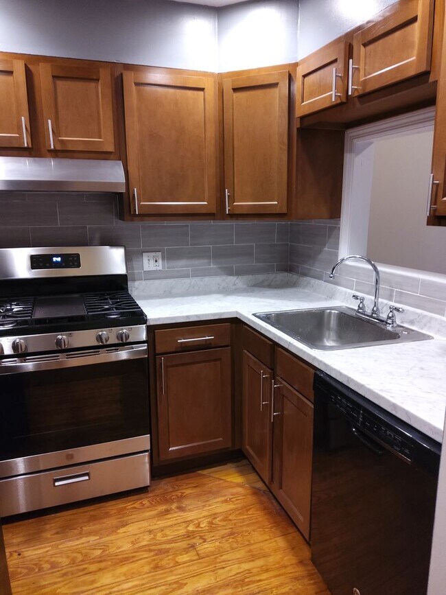 Building Photo - Beautiful Two Level Two Bedroom with Two Baths in Historic Mt Vernon Ready to Move In