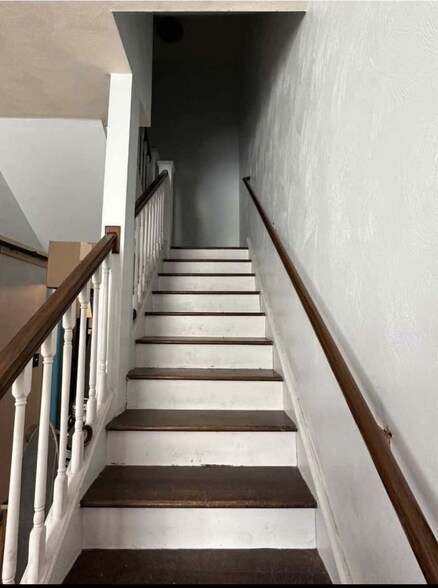 Building Photo - 307 W 32nd St