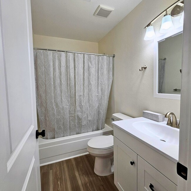 Building Photo - 3BR/2BA Townhome in NLV!