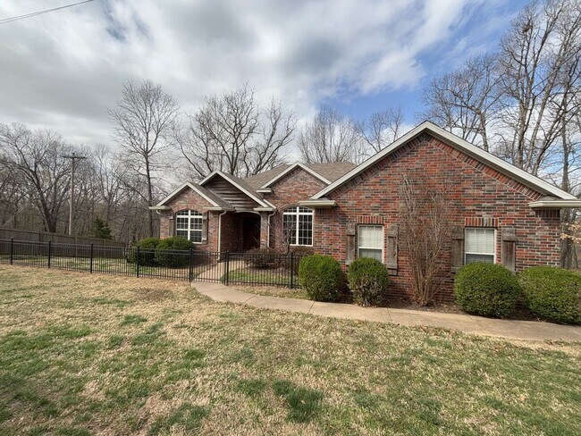 Building Photo - 3 Bedroom, 2 Full Bath, 2-car attached gar...