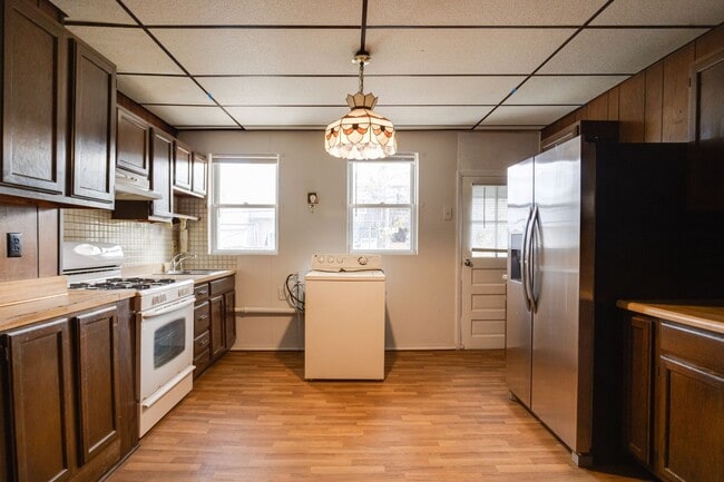 Building Photo - Two Bedroom Two Bathroom House In Baltimore City