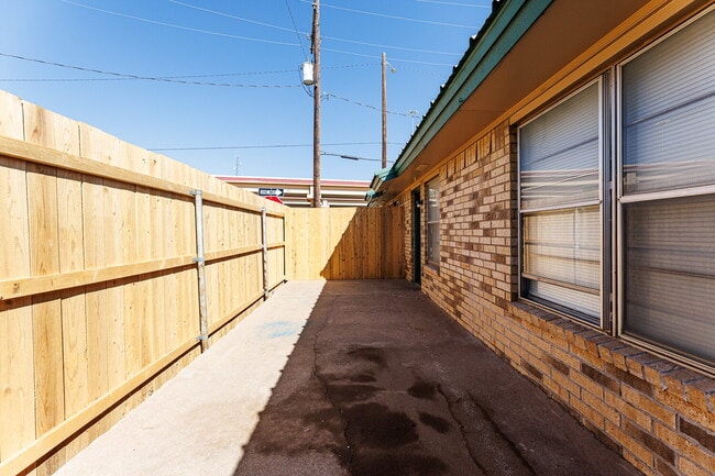 Building Photo - Freshly Updated - 2/1 Apartment with easy access to the Loop