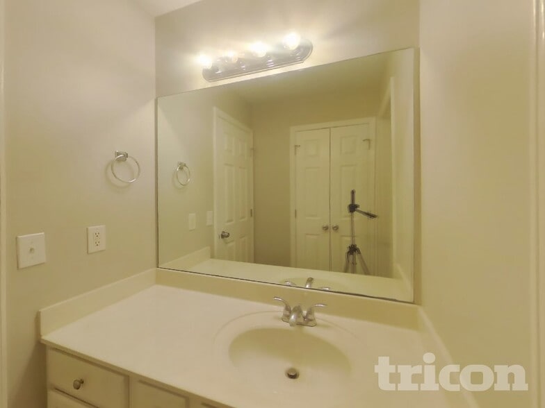 Building Photo - 320 Providence Rd