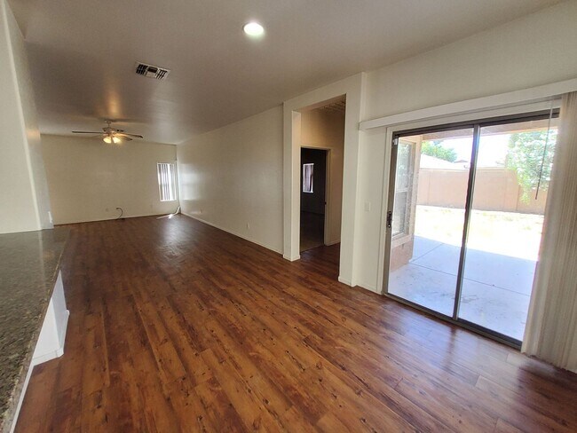 Building Photo - Tolleson 4 Bedroom