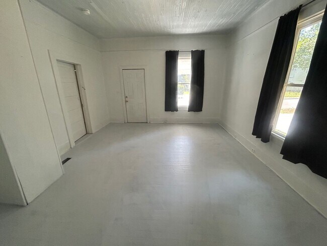 Building Photo - 110 Huger St