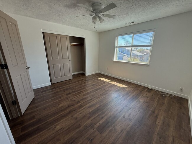 Building Photo - 3BR/2.5BA Home w/ Garage, Fenced Yard – Walk to Shops & Parkra