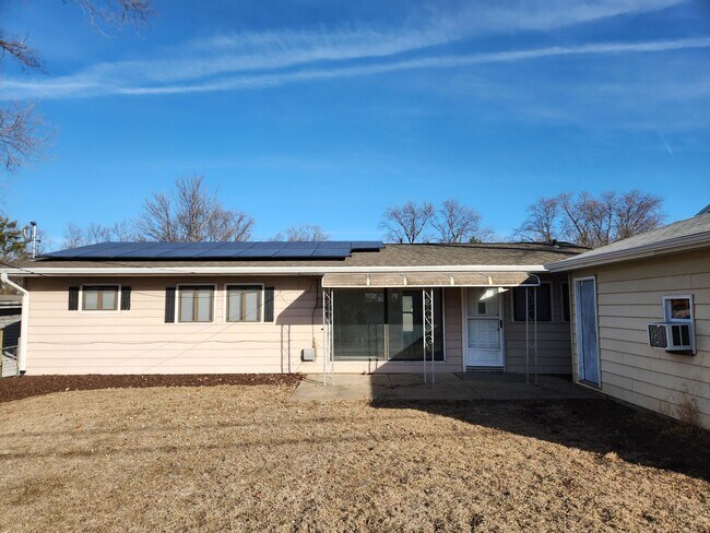 Building Photo - 3 bed, 2 bath, 1 car garage Newly remodeled with fenced backyard!