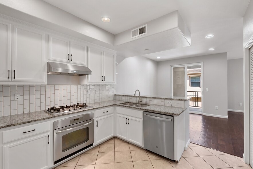 Building Photo - 1271 Westbury Dr