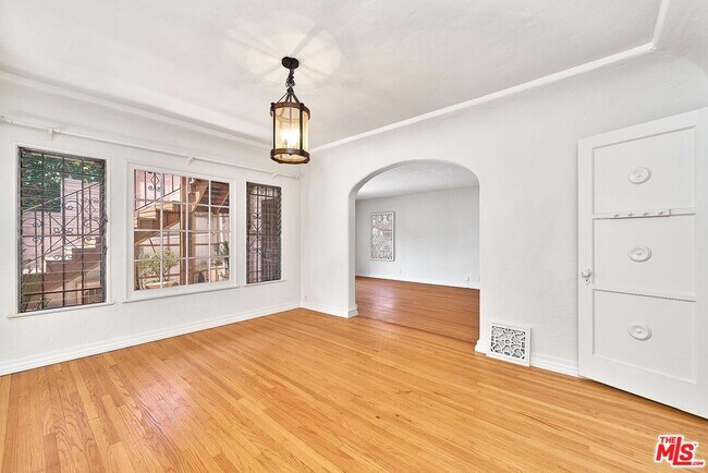 Building Photo - 918 S Stanley Ave