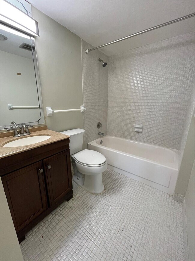 Building Photo - 4158 Inverrary Dr