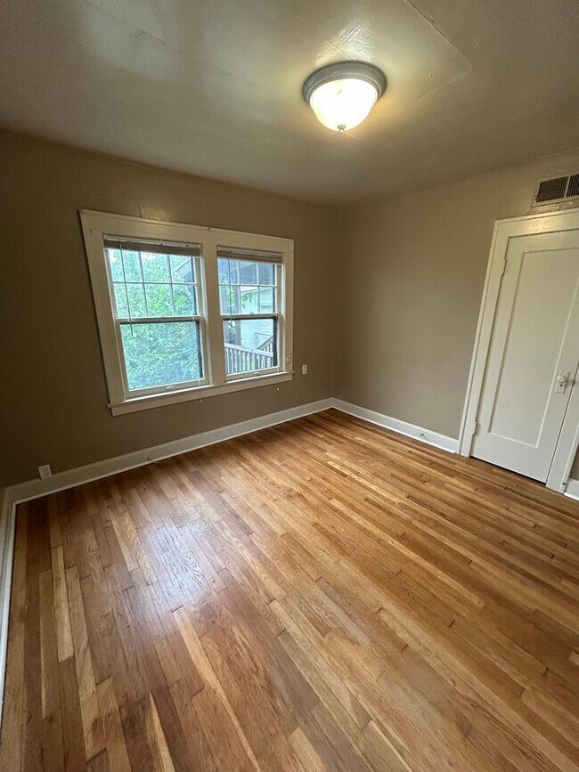 Building Photo - 3 BED 1.5 BATH HOME near UMKC! $1700.00!!!