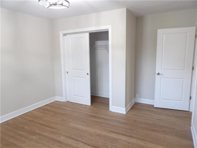 Building Photo - 215 S Ft Thomas Ave