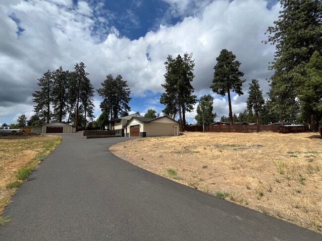 Building Photo - Amazing 4 Bed/3 Bath Home on One Acre with...