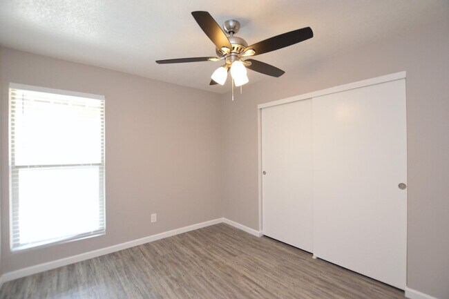Building Photo - 785 N Arrowhead Dr