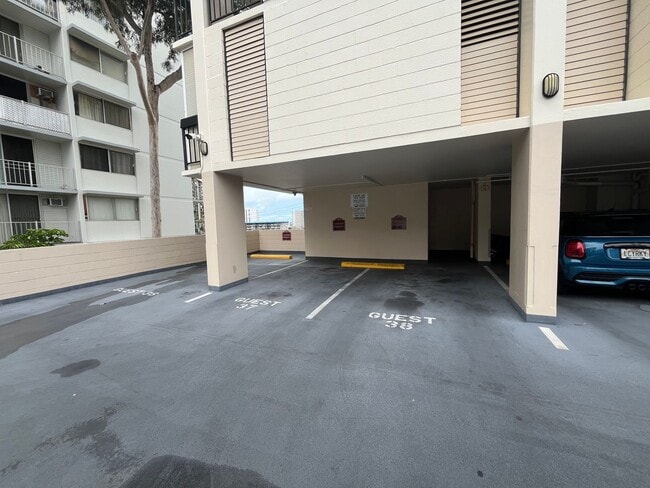 Building Photo - Makikilani Plaza Studio w/ 1 parking stall...