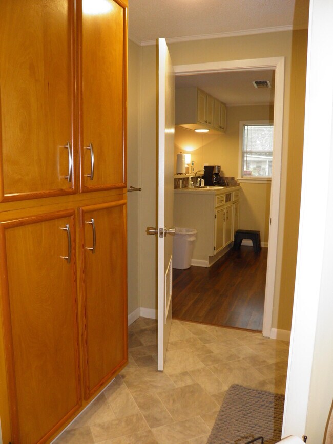 Building Photo - 402 Marlowe Dr