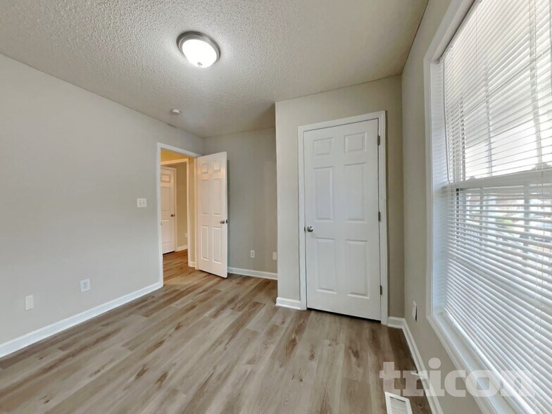 Building Photo - 1037 Cove Cir