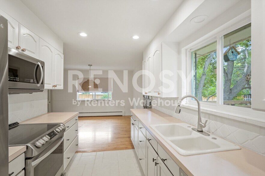 Building Photo - 9189 E Radcliff Ave