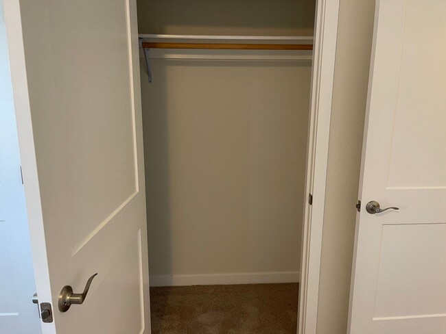 Building Photo - End Townhouse Unit in South Medford/Phoenix Area