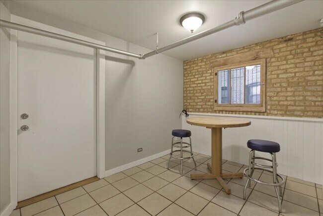 Building Photo - 6645 N Greenview Ave