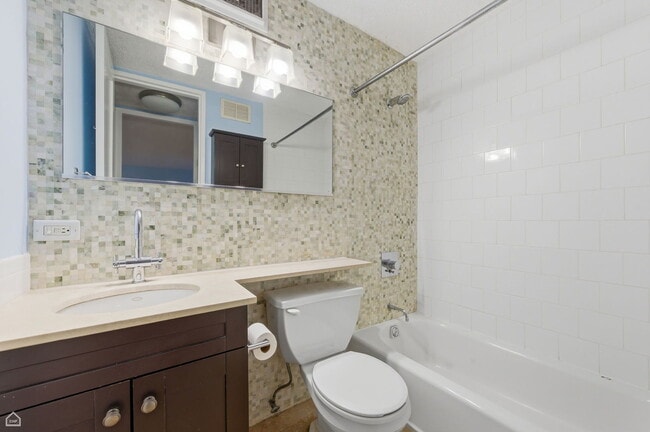 Building Photo - 720 W Gordon Terrace