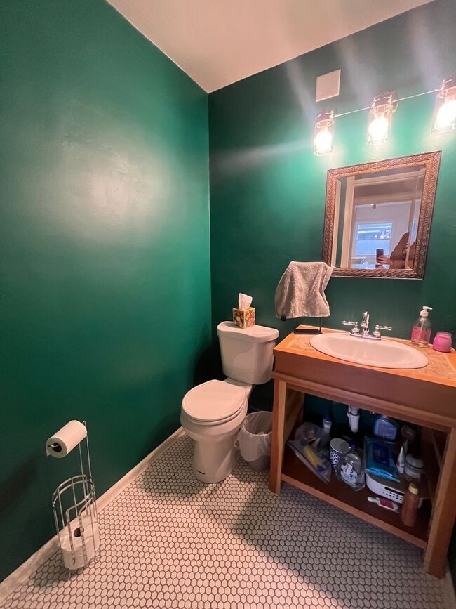 Building Photo - 4-Bedroom 3-Bathroom Home in Springfield