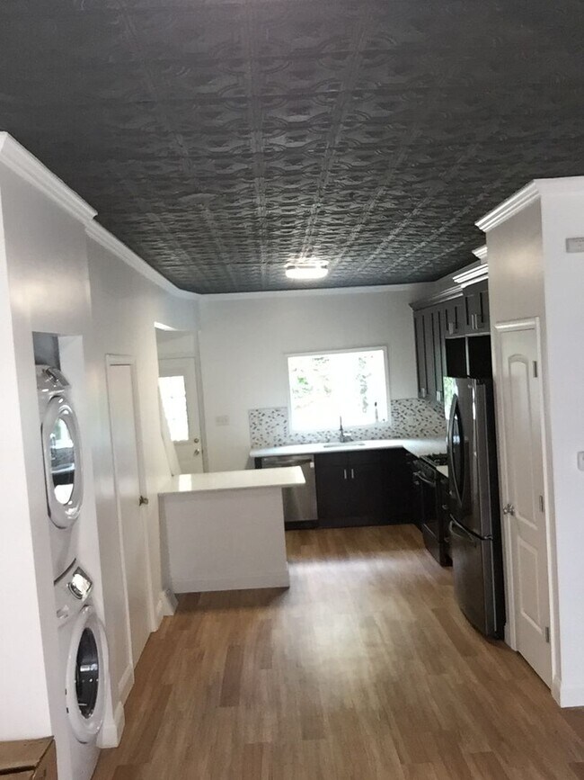 Building Photo - Gorgeous 3 Bedroom Reno in South Side. Ope...