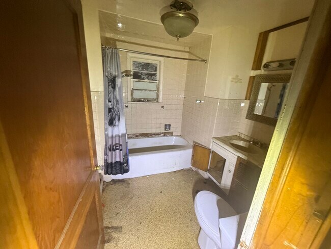 Building Photo - 206 Masters St