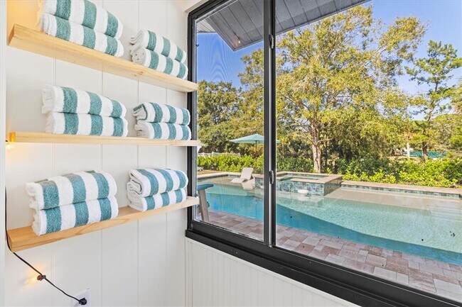 Building Photo - 2641 Hyde Park St