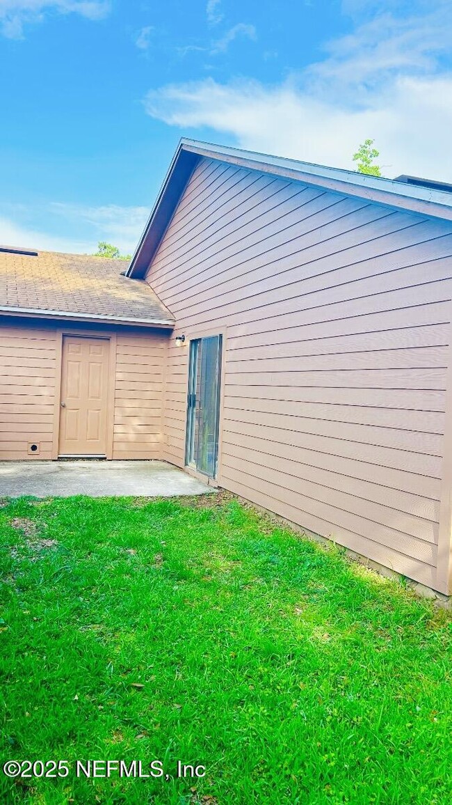 Building Photo - 10652 Meadowlea Dr