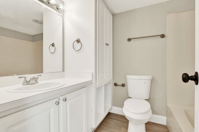 Building Photo - Newly Renovated ~ Ground Floor Condo in th...